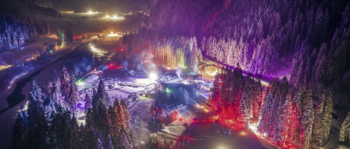 Das Plus im Skiurlaub im Stubaital Winterlandschaft bei Nacht mit bunten Lichtern und schneebedeckten Bäumen