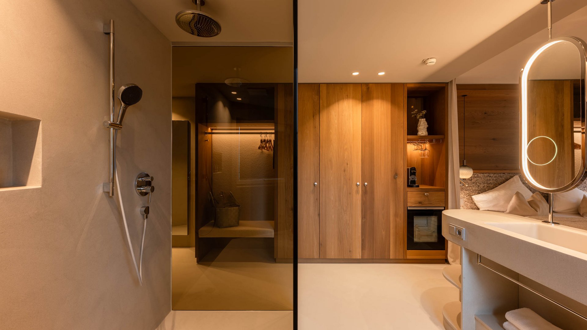 Sich erholen im Hotel in Neustift im Stubaital Moderner Hotelbadezimmerbereich mit Dusche, Holzschrank und beleuchtetem Spiegel